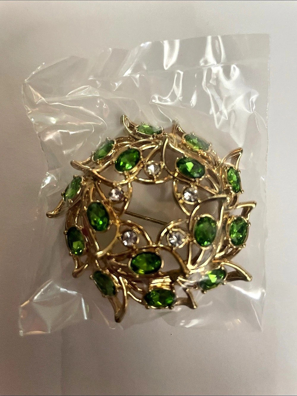 2019 Avon Iconic Collectible Green Wreath Pin NIB